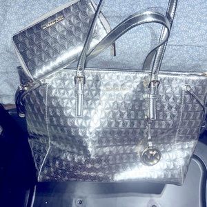 Very beautiful Mk purse like new carried a time or two